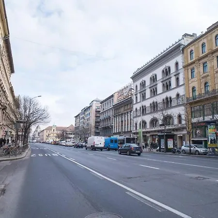 Very Spacious Ac Διαμέρισμα Βουδαπέστη